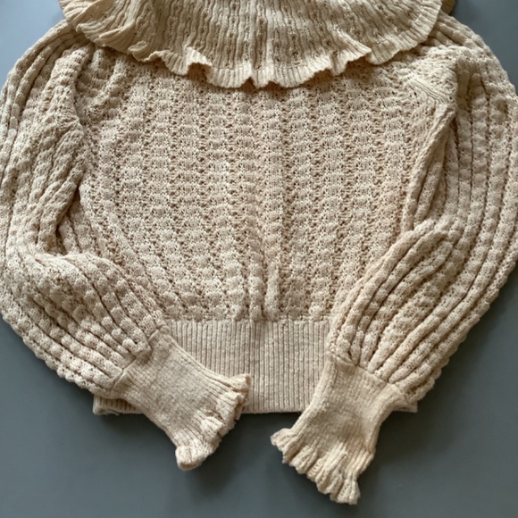 Free People ruffled sweater medium.  Colour wheat or beige. - Picture 2 of 4